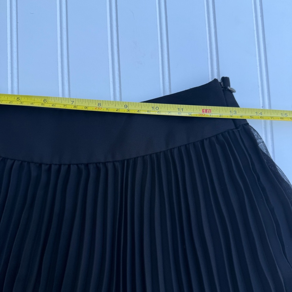 Gianni Bini Elegant Black Pleated Skater Skirt - Picture 3 of 3